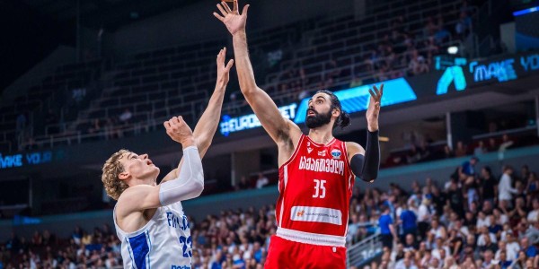 内线球星欧锦赛状态相当不错！魔术理应给他更高的战术地位？