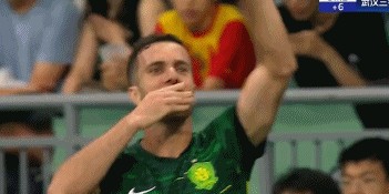 半岛体育官网-国安超精妙配合！塞鸟半场压哨破门，破170天球荒，5战造5球