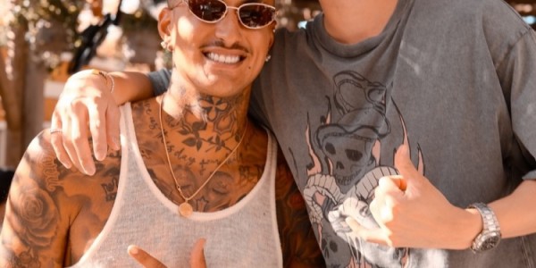 顶级松弛感！库兹马回顾休赛期 还有自己与詹姆斯布克等人合照！