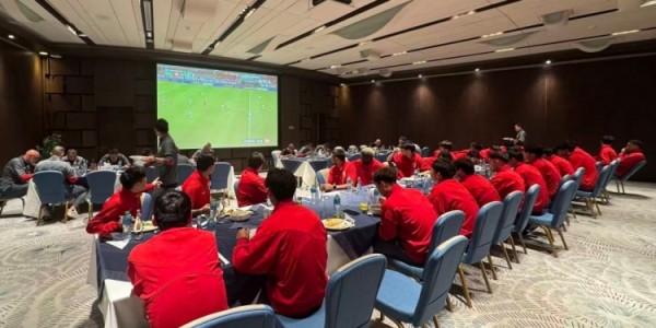 半岛体育-海港全队集体观看U23亚洲杯半决赛，为吾米提江、蒯纪闻助威