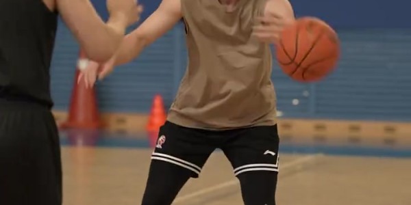 半岛体育APP-辽宁男篮训练日常🏋️张陈治锋、鄢手骐、俞泽辰出镜