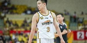 半岛体育网址-进攻表现出色！赵继伟半场5中4&amp;amp;3记三分拿下13分1板2助 3失误略多