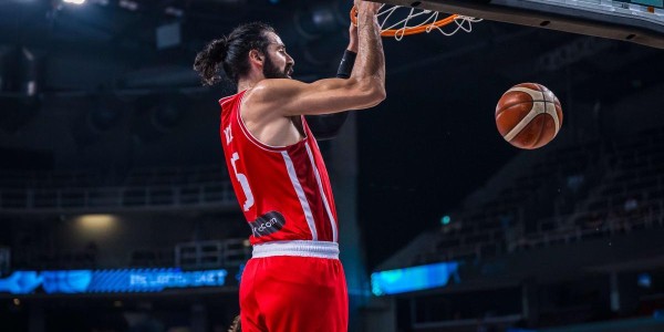 内线球星欧锦赛状态相当不错！魔术理应给他更高的战术地位？