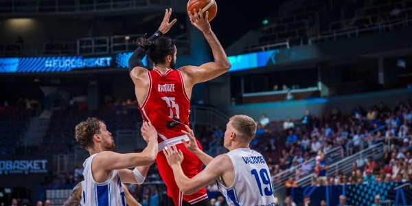 内线球星欧锦赛状态相当不错！魔术理应给他更高的战术地位？