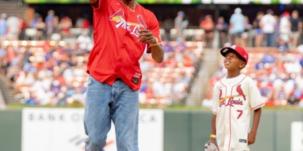 半岛体育-家乡的骄傲！比尔受邀为老家MLB球队红雀队开球！