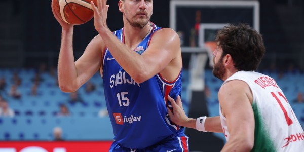 半岛体育-约基奇首节高效贡献12分4篮板2助攻，展现全能统治力