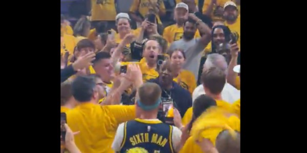 扬眉吐气！哈利伯顿父亲重回球场收获英雄般的欢迎