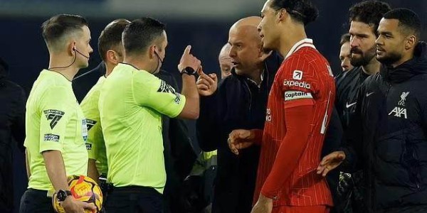 半岛体育-裁判抢戏利物浦吃亏 英超争冠悬念有变化吗？